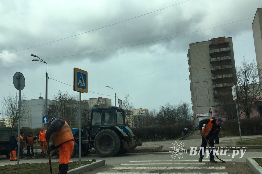 Фотофакт: в Великих Луках чистят обочины дорог 