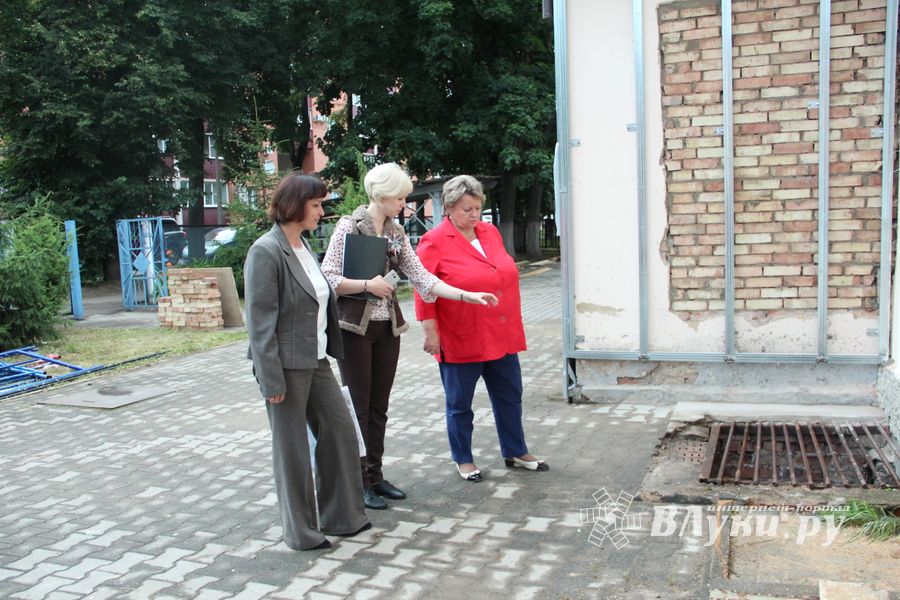 В Великих Луках ремонтируют детскую художественную школу (ФОТО)