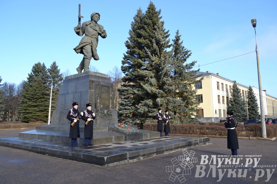 День защитника отечества в Великих Луках отметили памятным митингом и салютом
