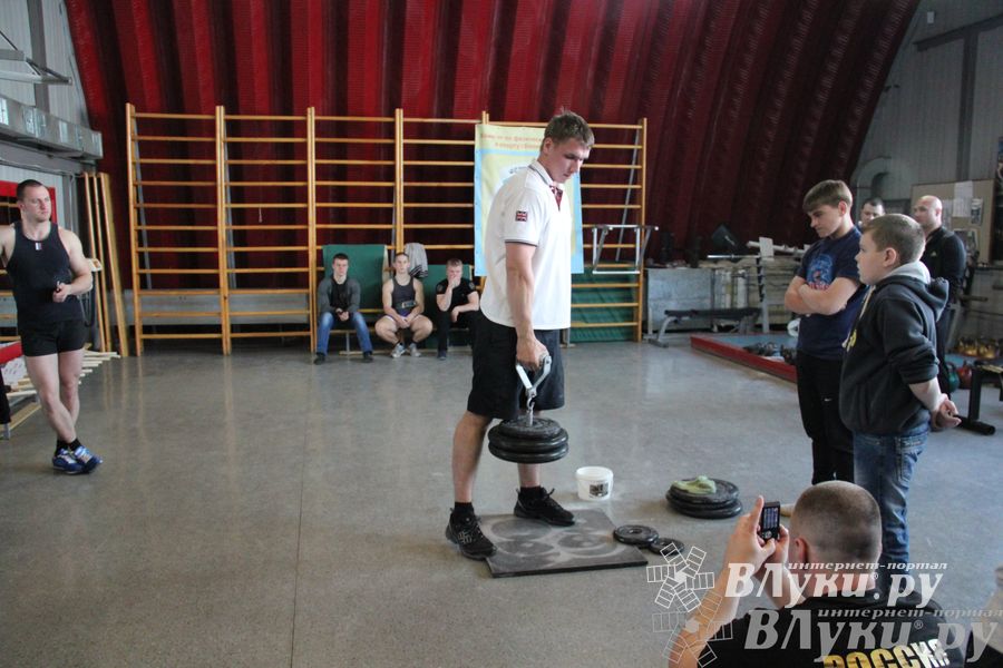 Первенство по русскому жиму штанги и силе хвата прошло в Великих Луках