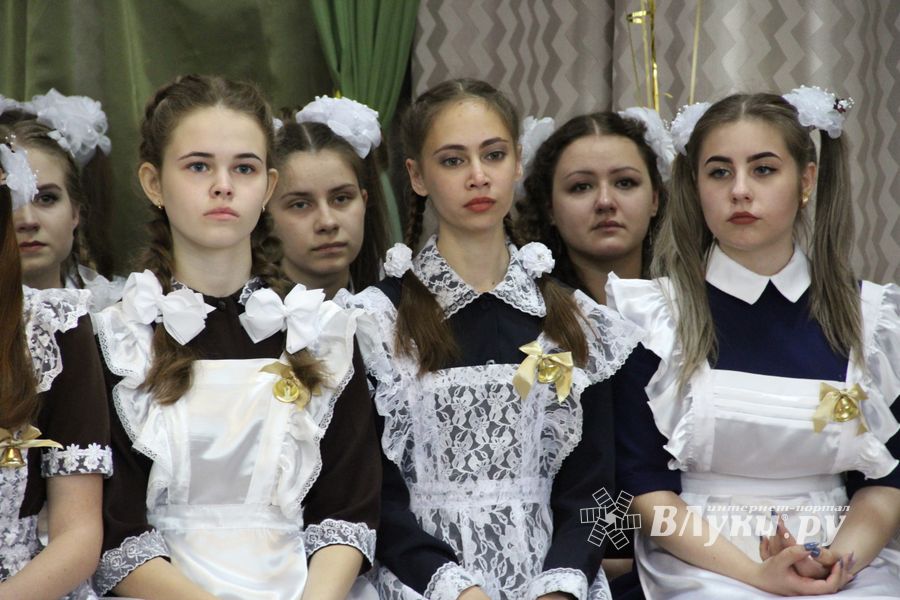 В Великих Луках прошли «Последние звонки» (ФОТО)