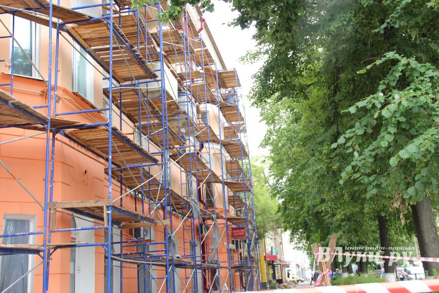 В Великих Луках сажают, стригут и красят (ФОТО)