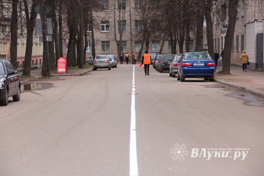 Фотофакт: в Великих Луках рисуют разметку