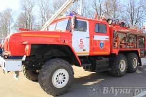 В центре Великих Лук спасатели продемонстрировали свою технику (ФОТО)