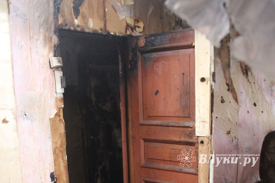 В Великих Луках на проспекте Гагарина горел барак (ФОТО)