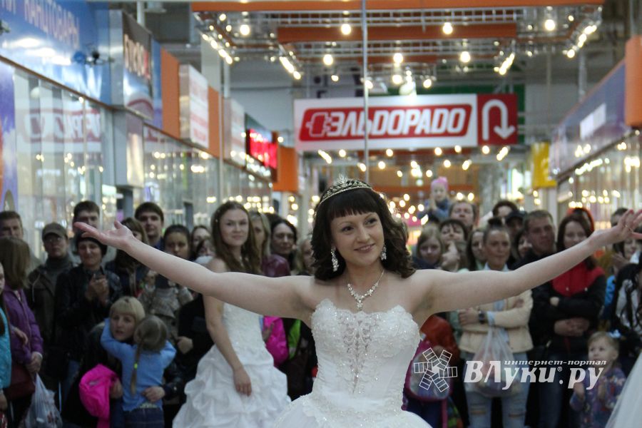 В Великих Луках бегали невесты (ФОТО)