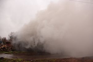 В Великих Луках на ул. Ползунова горит дом (ФОТО)