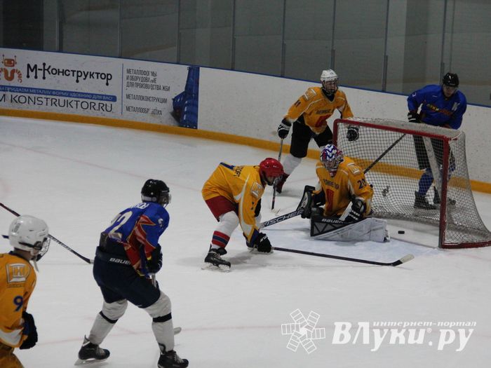Великолукские хоккейные клубы провели матч в рамках чемпионата города (ФОТО)