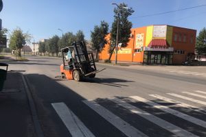 На проспекте Октябрьском провалился асфальт (ФОТО)