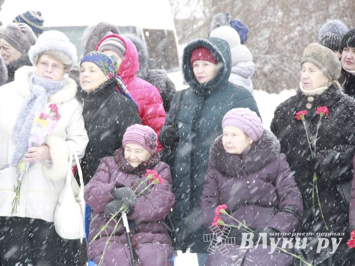 Великолучане возложили цветы на братском мемориальном захоронении (ФОТО)