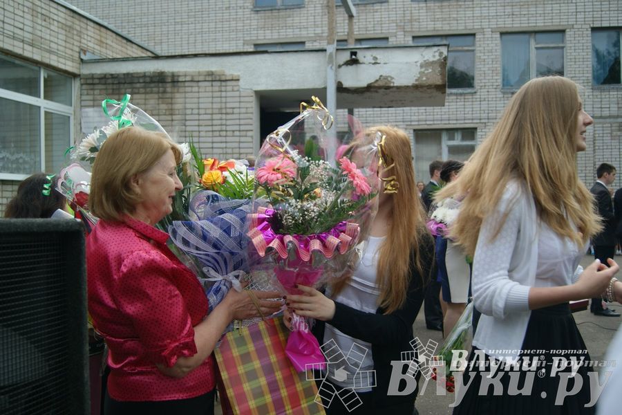 «Последний звонок» в школах Великих Лук