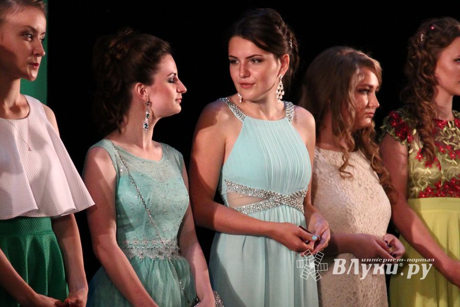 Великолуких выпускников наградили (ФОТО)