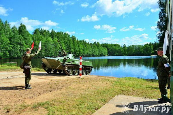 Псковские десантники провели учения на вододроме (фото)