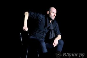 Максим Аверин выступил в Великих Луках с моноспектаклем (фото)