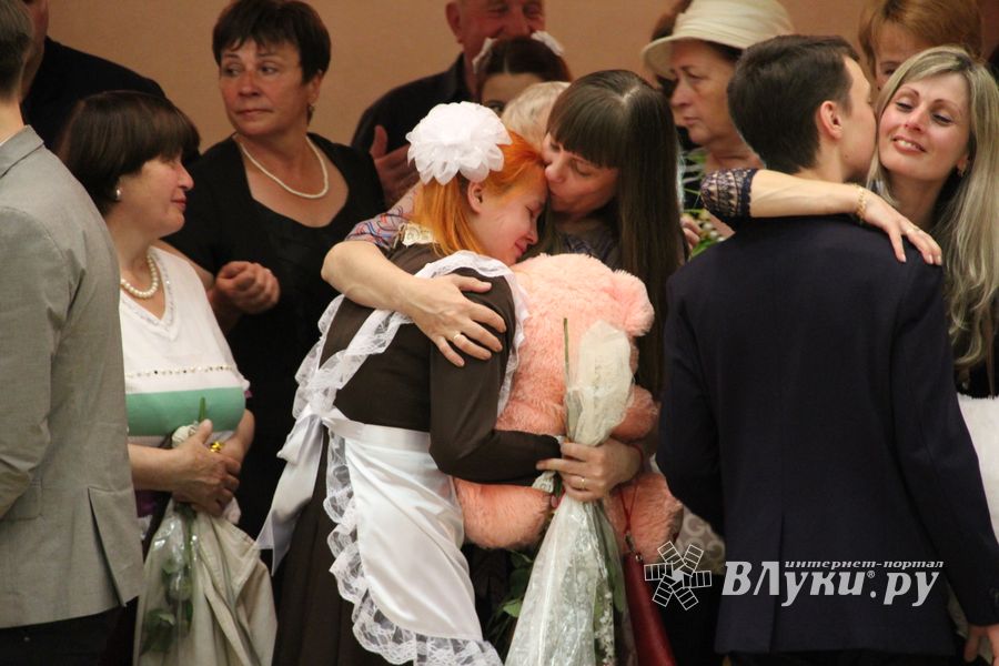 В Великих Луках прошли «Последние звонки» (ФОТО)