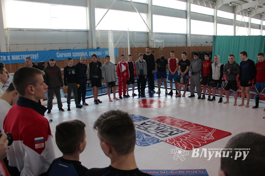 В Великих Луках проходит открытый кубок по смешанному боевому единоборству ММА (ФОТО) (12+)