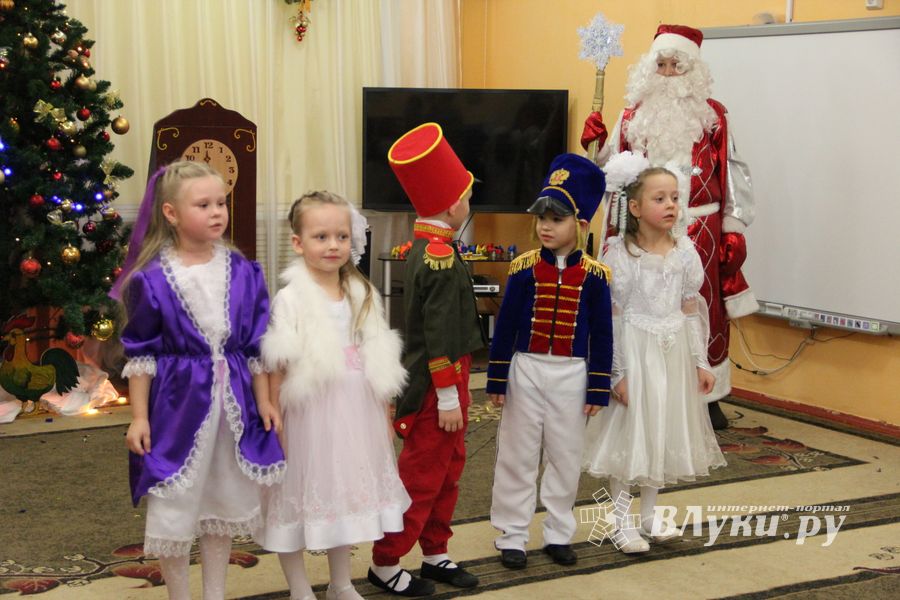 В Великие Луки пришла пора новогодних утренников (ФОТО)
