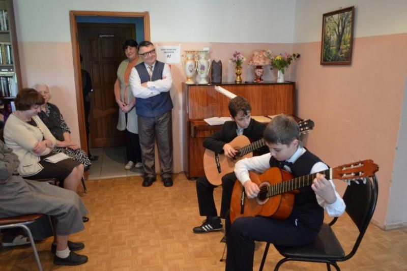 ДМШ №3 подарили хорошее настроение людям «золотого» возраста «Центра социального обслуживания города Великие Луки» (фото)