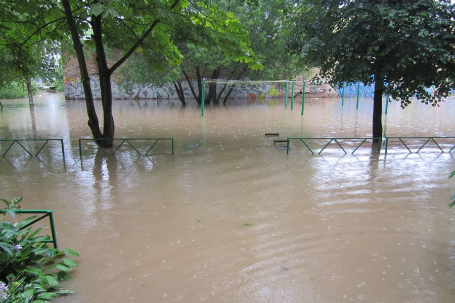 Выявлен самый затопленный двор в Великих Луках (ФОТО)