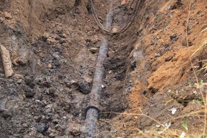 Возле железнодорожной поликлиники ликвидируют прорыв канализации (ФОТО)