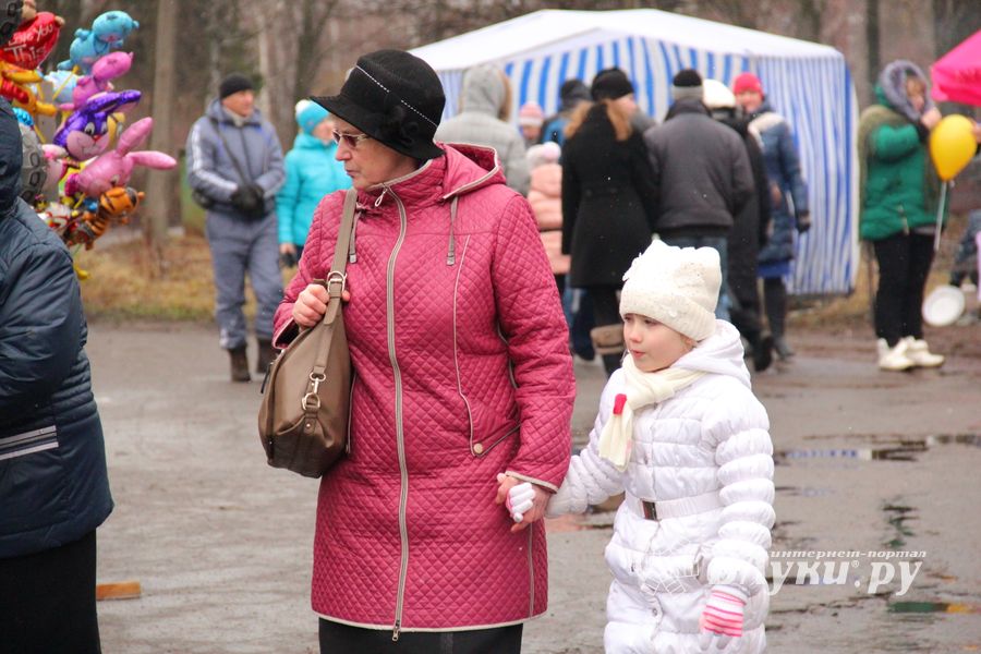 В Великих Луках сожгли Масленицу (фото)