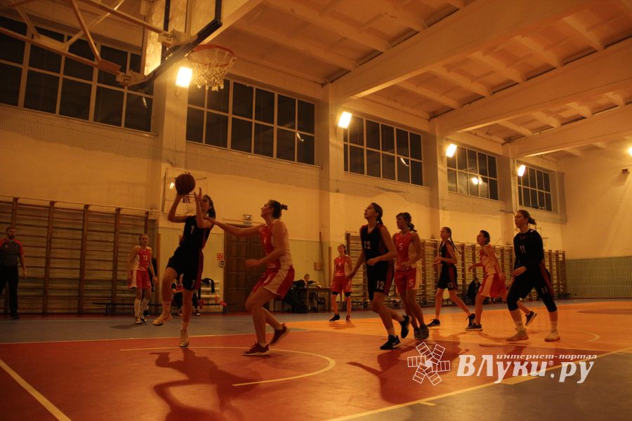 Великолукские баскетболистки борются за Кубок города (ФОТО)