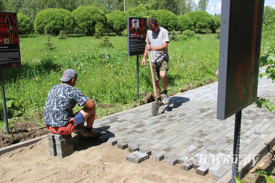 Идёт благоустройство Аллеи памяти 6-й роты в Великих Луках (ФОТО)