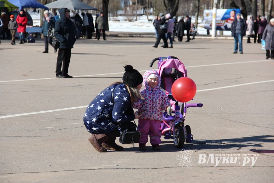 В Великих Луках празднуют День воссоединения Крыма с Россией (ФОТО)