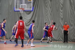 В Великих Луках проходит Открытый Чемпионат г. Великие Луки по баскетболу (фото)