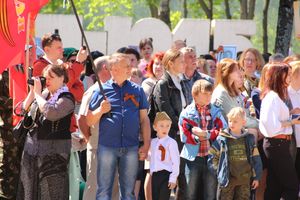 По центральному проспекту Великих Лук прошёл  «Бессмертный полк» (0+) (ФОТО)