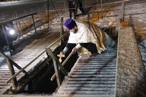 В Великих Луках проходят крещенские купания (ФОТО)