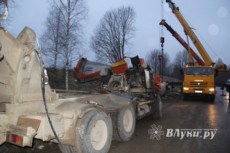 В районе деревни Булынино перевернулась бетономешалка (ФОТО)