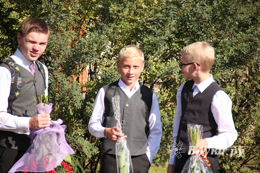 Самую многочисленную школу Великих Лук пополнили 116 первоклассников (ФОТО)