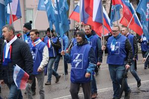 В Великих Луках прошло праздничное шествие (ФОТО)