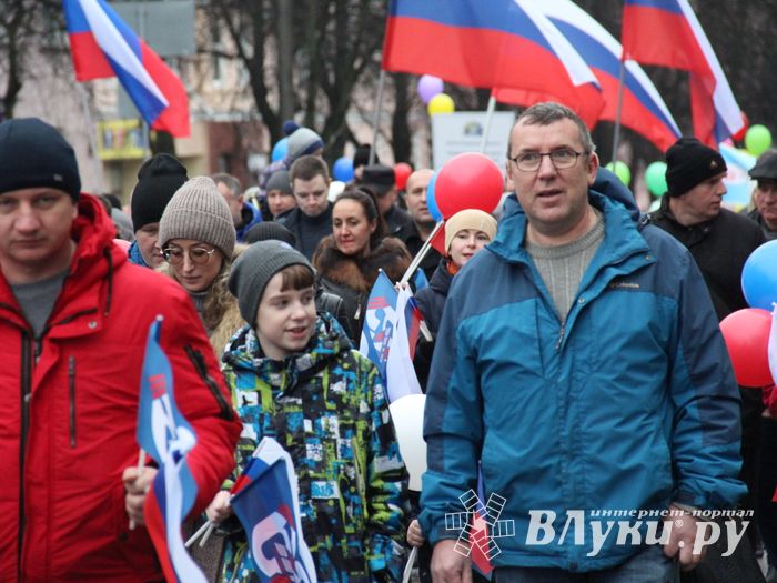 В Великих Луках прошло праздничное шествие (ФОТО)