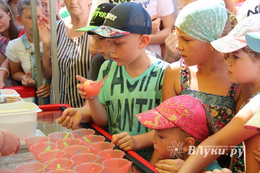 В городском парке Великих Лук прошёл День мороженого