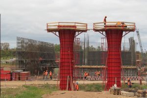 В Великих Луках продолжается строительство автодорожного путепровода через железную дорогу (ФОТО)