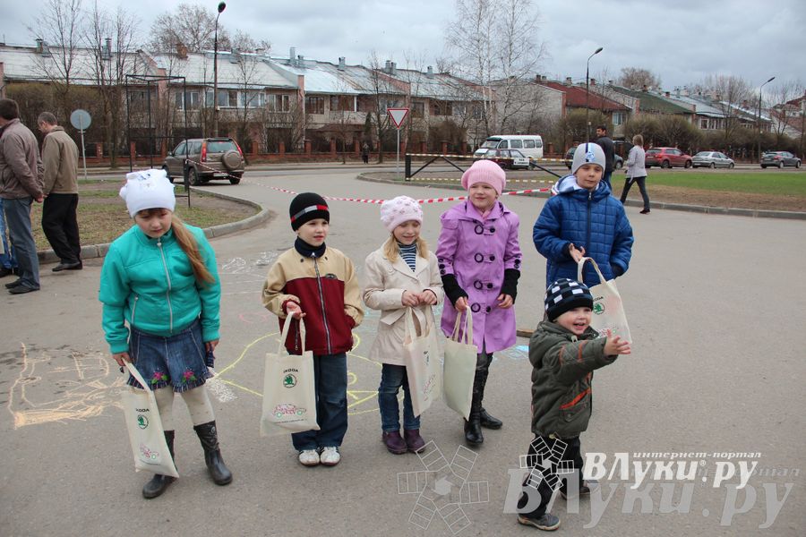 В Великих Луках прошла автомобильная ярмарка