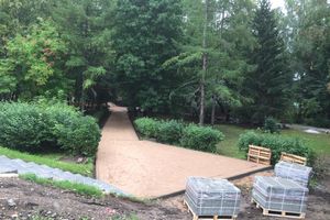 В Великих Луках продолжают благоустраивать городской парк (фоторепортаж)