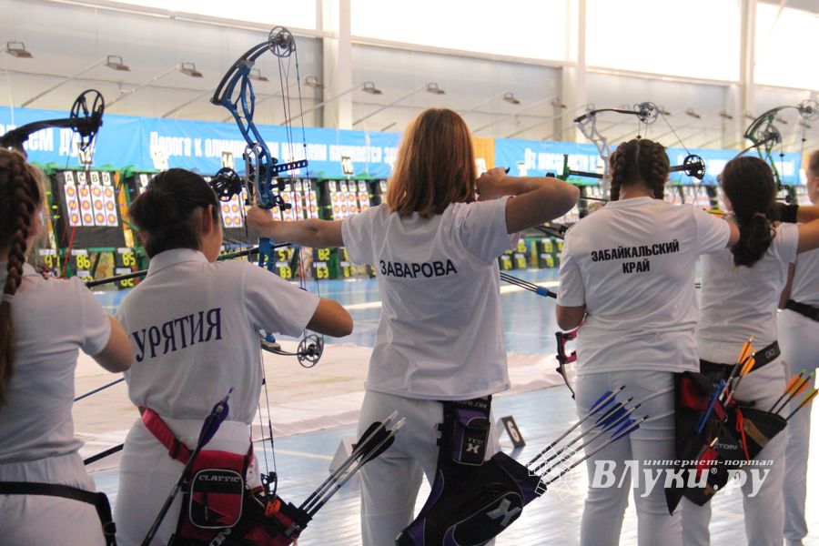 В Великих Луках проходят соревнования по стрельбе из лука (ФОТО)