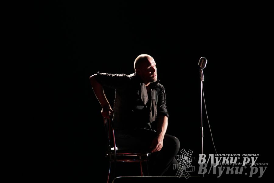 Максим Аверин выступил в Великих Луках с моноспектаклем (фото)