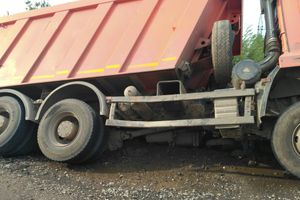 ФОТОФАКТ: В Великих Луках опрокинулся самосвал