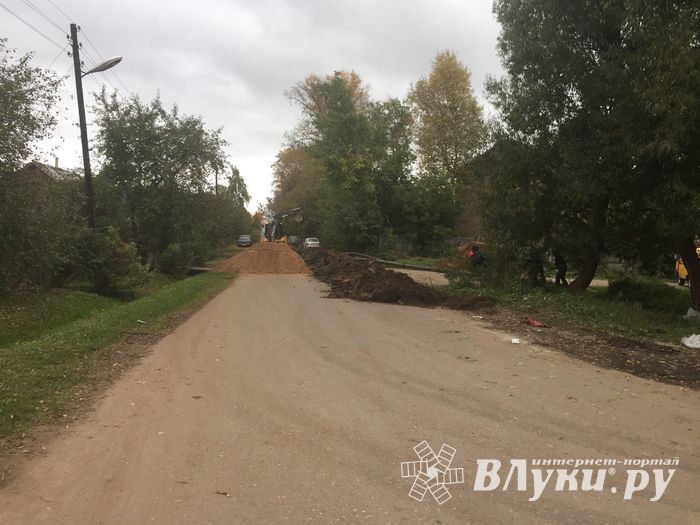 В Великих Луках ведутся работы по укладке газопровода — перекрыта дорога (ФОТО)