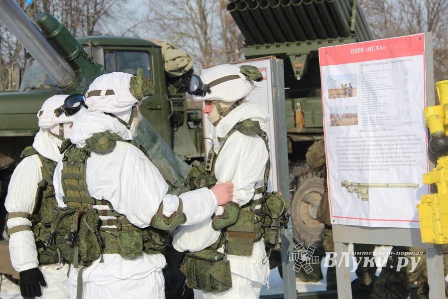 Великолучанам показывают армейскую технику и кормят кашей (6+) (ФОТО)