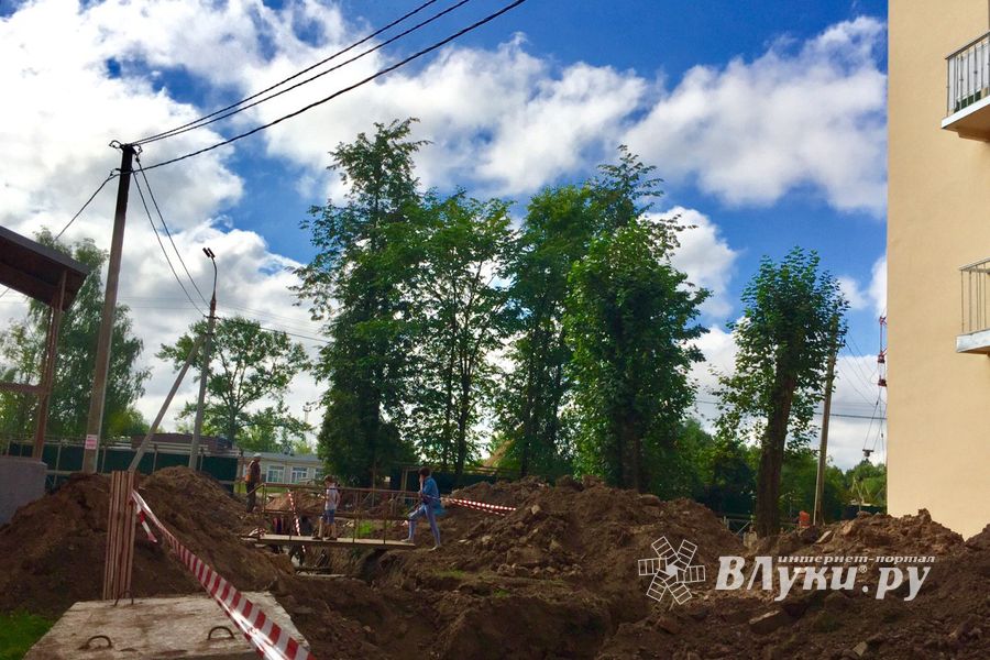 В Великих Луках продолжается ремонт дворов (ФОТО)