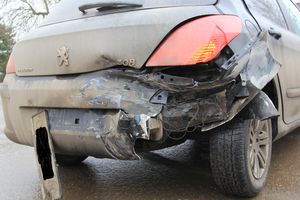 Фотофакт: ​В Великих Луках столкнулись Пежо и такси 