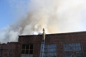 В Великих Луках горит склад (ФОТО)