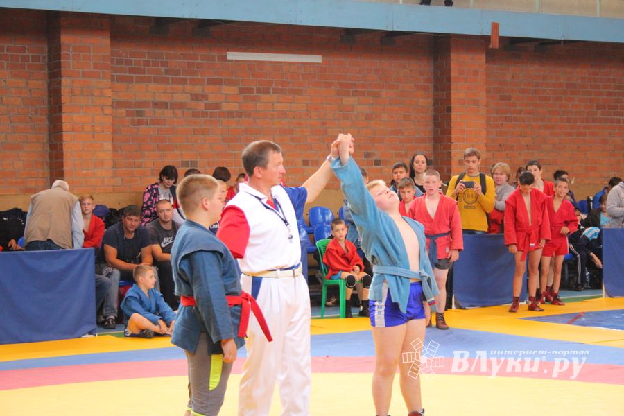 В Великих Луках проходит турнир по самбо (ФОТО)