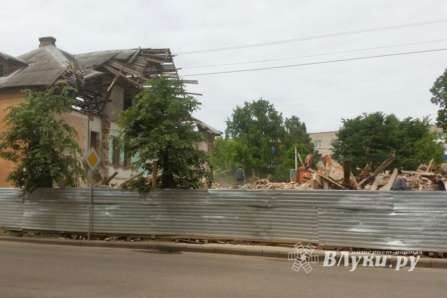 На ул. Ставского сносят очередной ветхий дом (ФОТО)