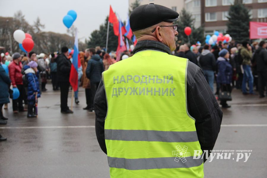 Митинг и праздничные гуляния в Великих Луках (ФОТО)